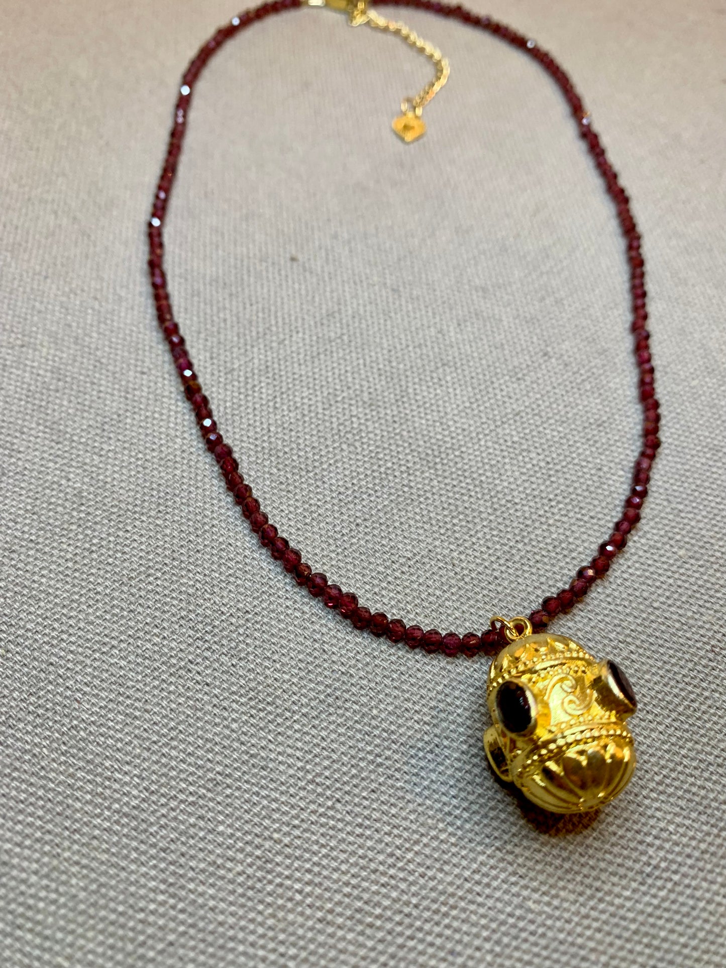 Collier Bohème Doré, Pendentif Amulette, Pierre Naturelle Grenat