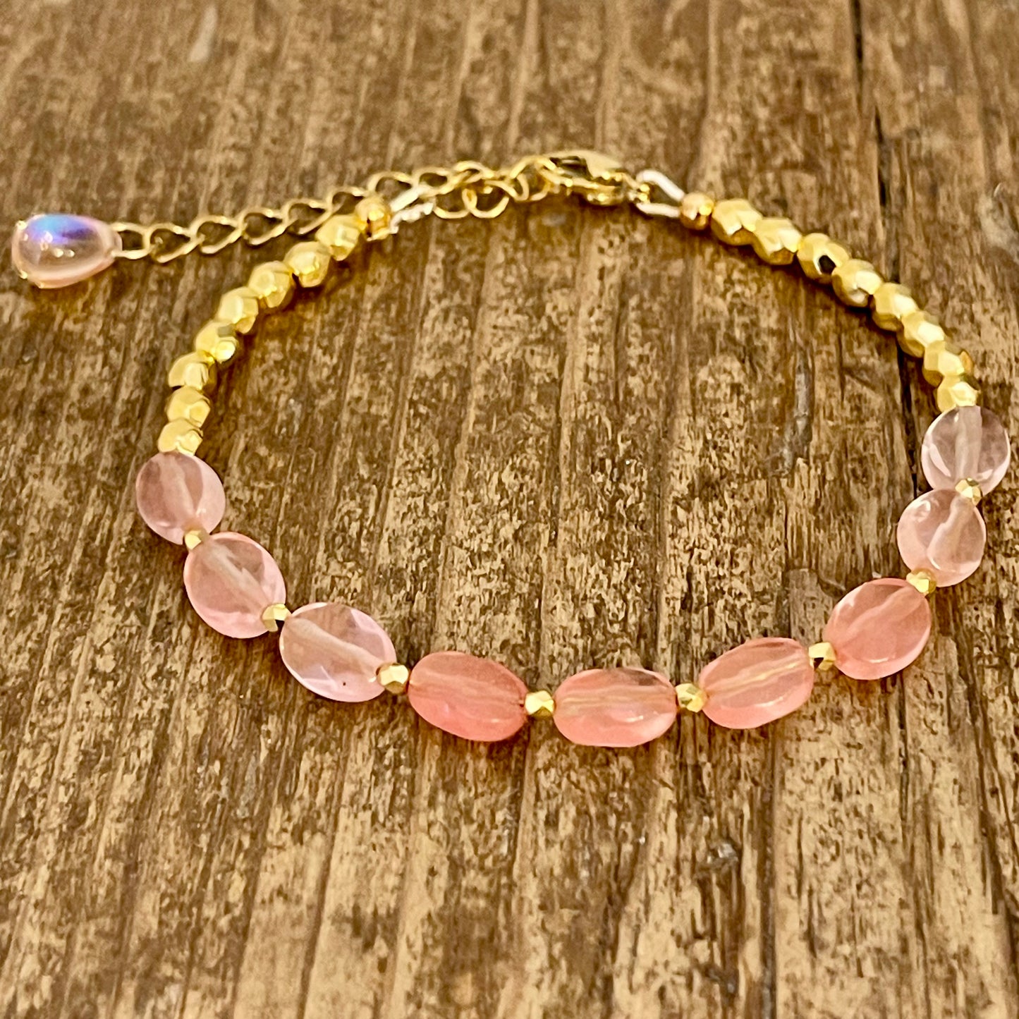 Bracelet Doré et Quartz Fraise