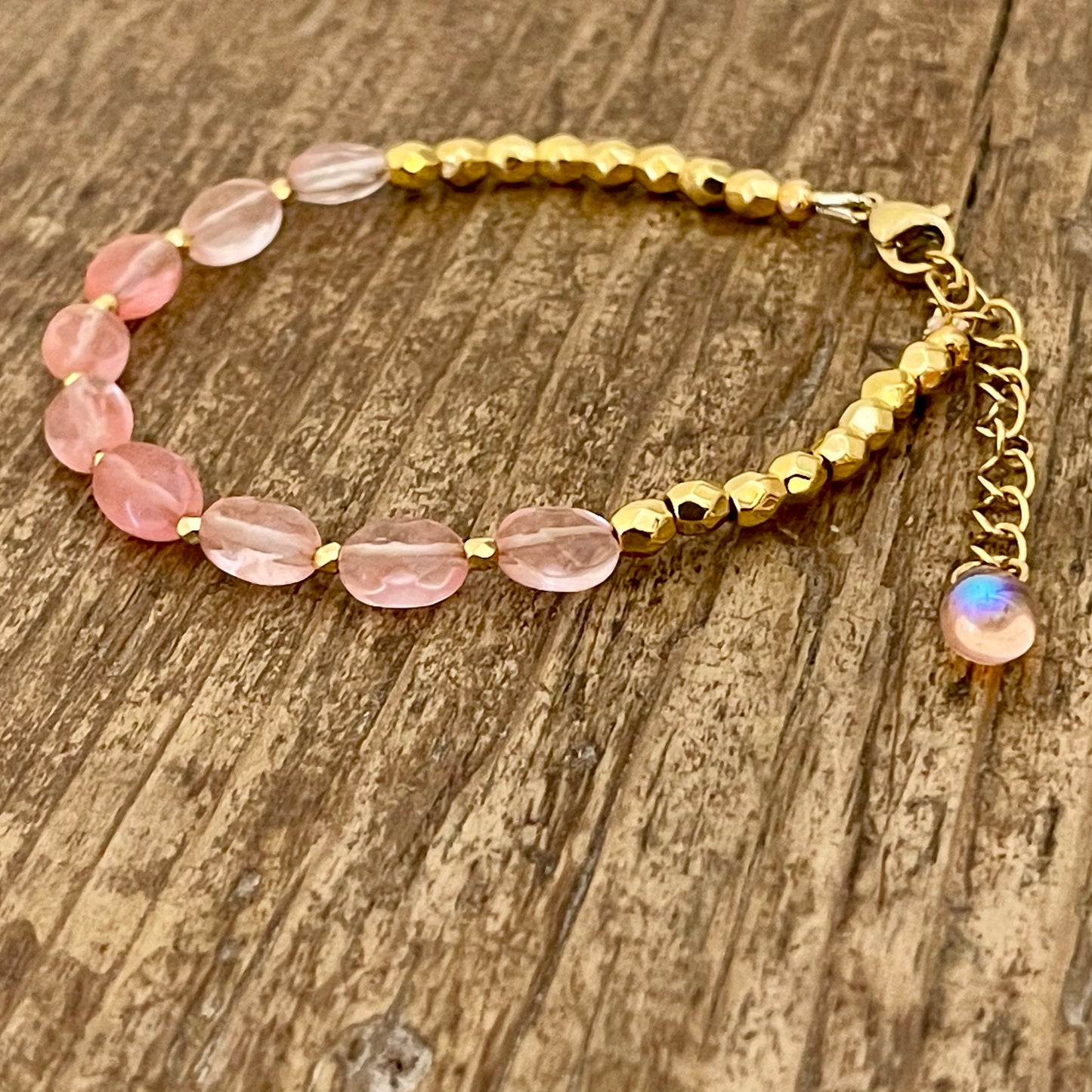 Bracelet Doré et Quartz Fraise